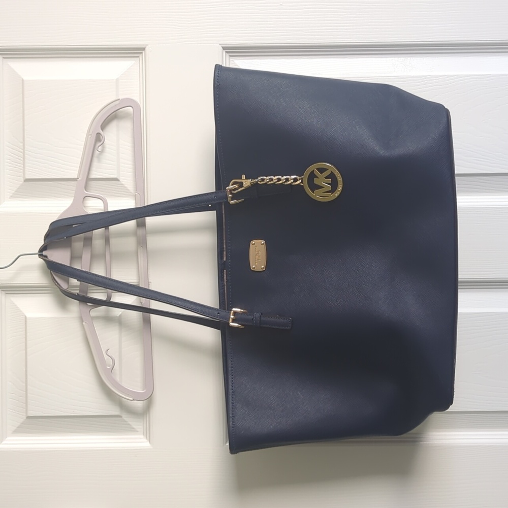 Michael Kors Jet Set Tote - Picture 2 of 12
